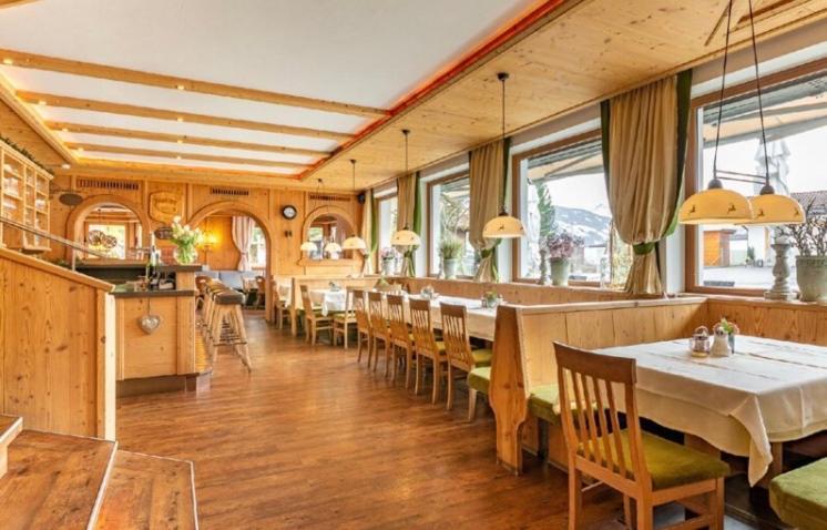 Restaurant Gaestehaus Wiesenheim Uderns Exterior foto